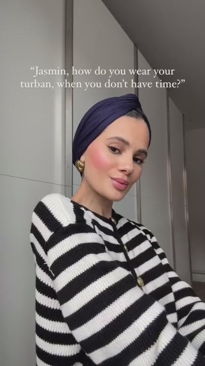 حجاب نسائي سهل اللبس، كلاسيكي بلون واحد، ويمكن ارتداؤه بـ3 طرق مختلفة.