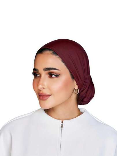 حجاب نسائي سهل اللبس، كلاسيكي بلون واحد، ويمكن ارتداؤه بـ3 طرق مختلفة.