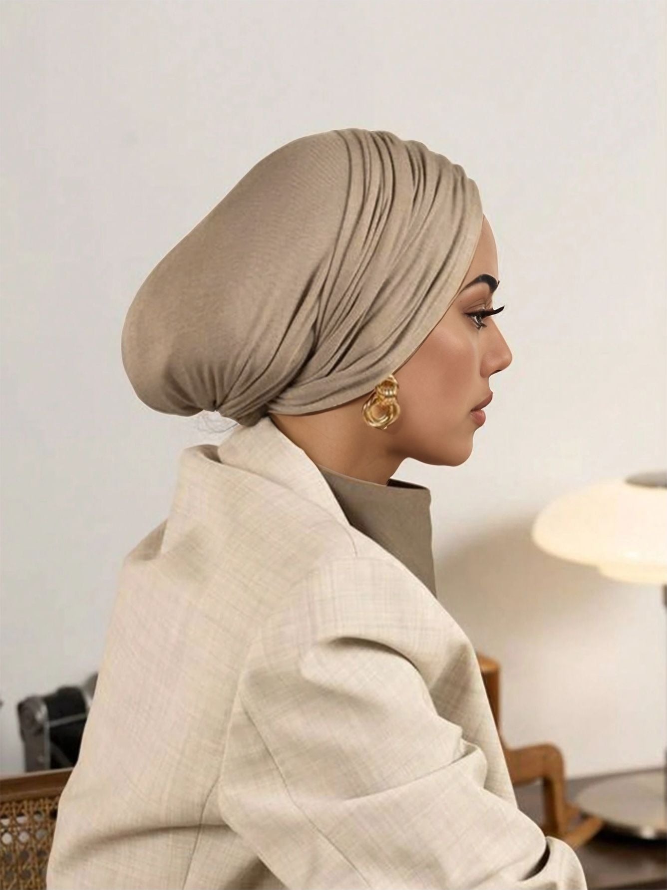 حجاب نسائي سهل اللبس، كلاسيكي بلون واحد، ويمكن ارتداؤه بـ3 طرق مختلفة.