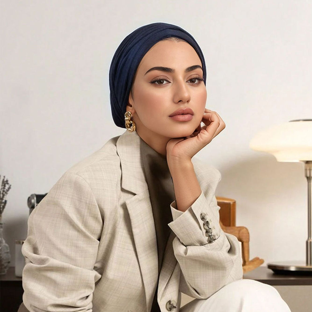 حجاب نسائي سهل اللبس، كلاسيكي بلون واحد، ويمكن ارتداؤه بـ3 طرق مختلفة.