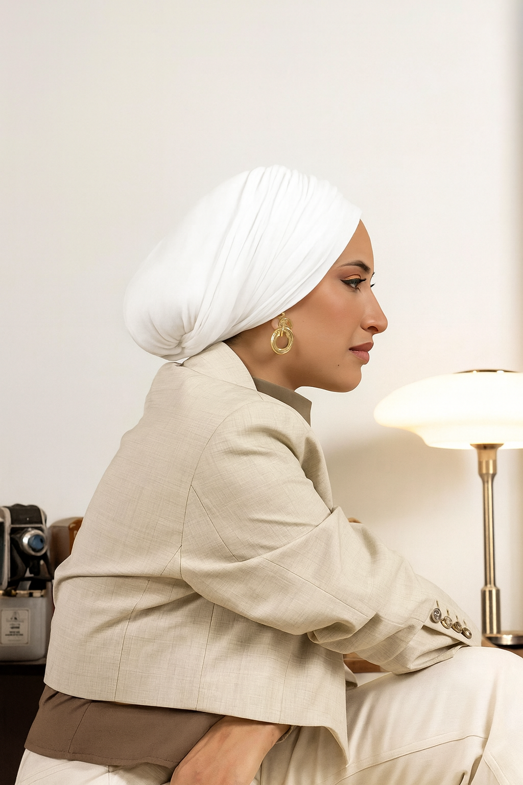 حجاب نسائي سهل اللبس، كلاسيكي بلون واحد، ويمكن ارتداؤه بـ3 طرق مختلفة.