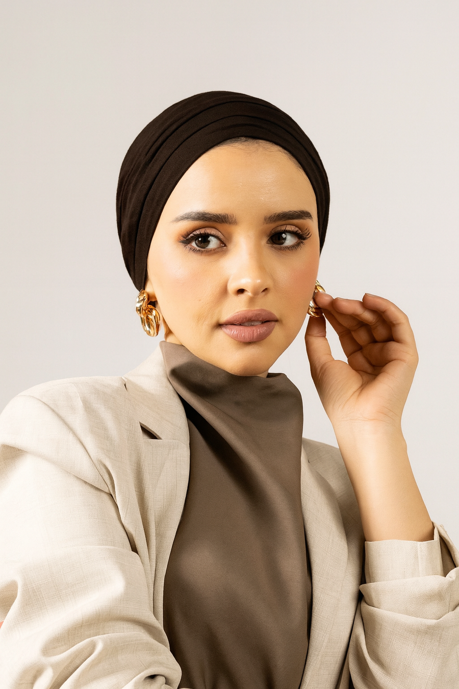 حجاب نسائي سهل اللبس، كلاسيكي بلون واحد، ويمكن ارتداؤه بـ3 طرق مختلفة.