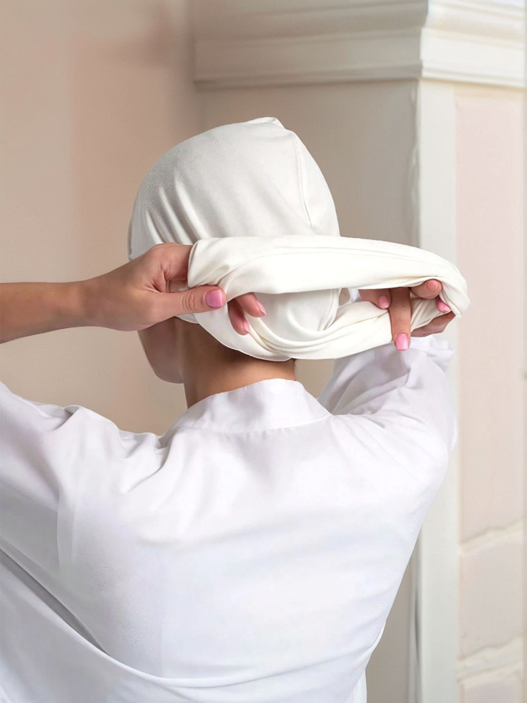 حجاب نسائي سهل اللبس، كلاسيكي بلون واحد، ويمكن ارتداؤه بـ3 طرق مختلفة.