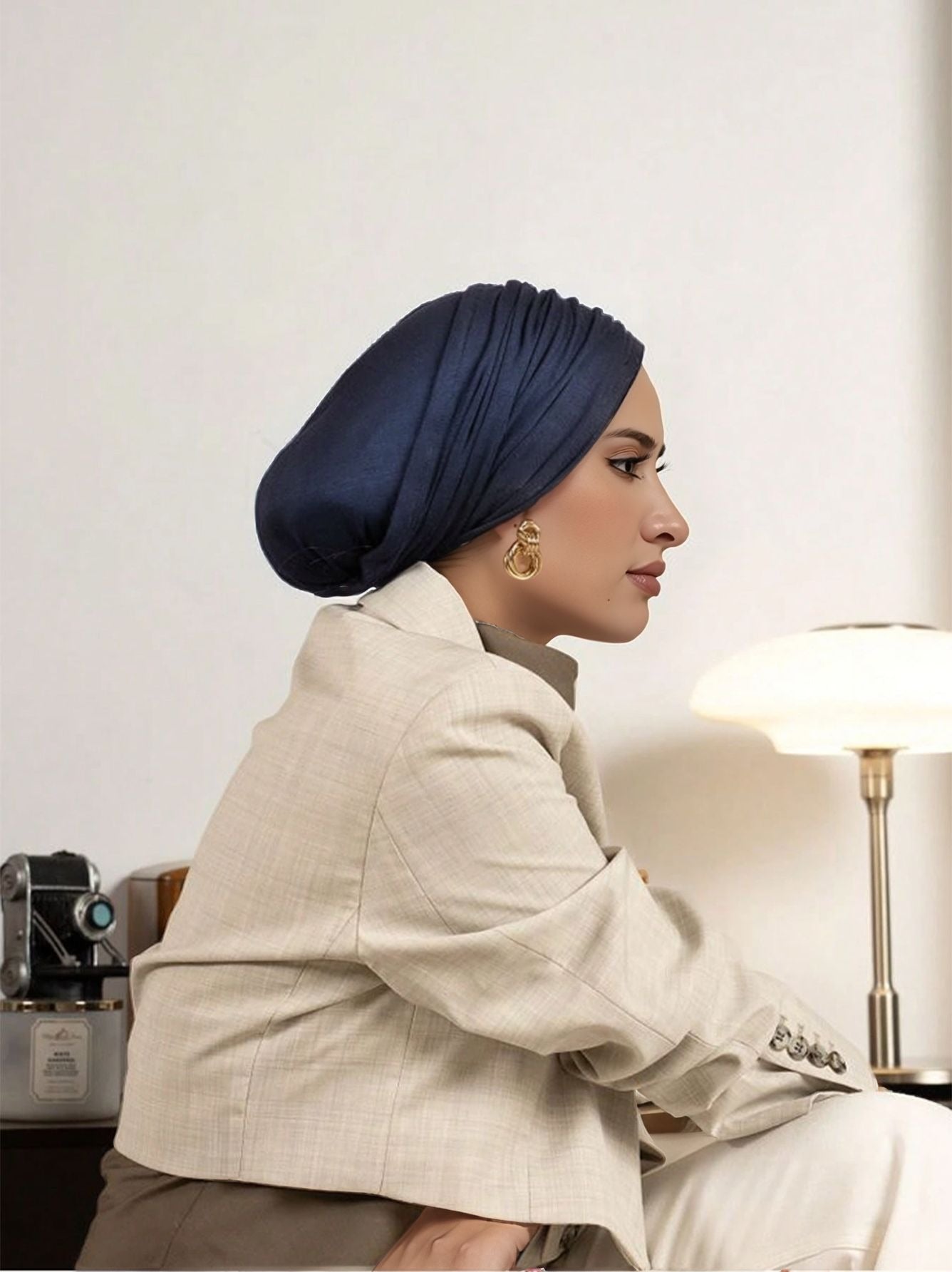 حجاب نسائي سهل اللبس، كلاسيكي بلون واحد، ويمكن ارتداؤه بـ3 طرق مختلفة.