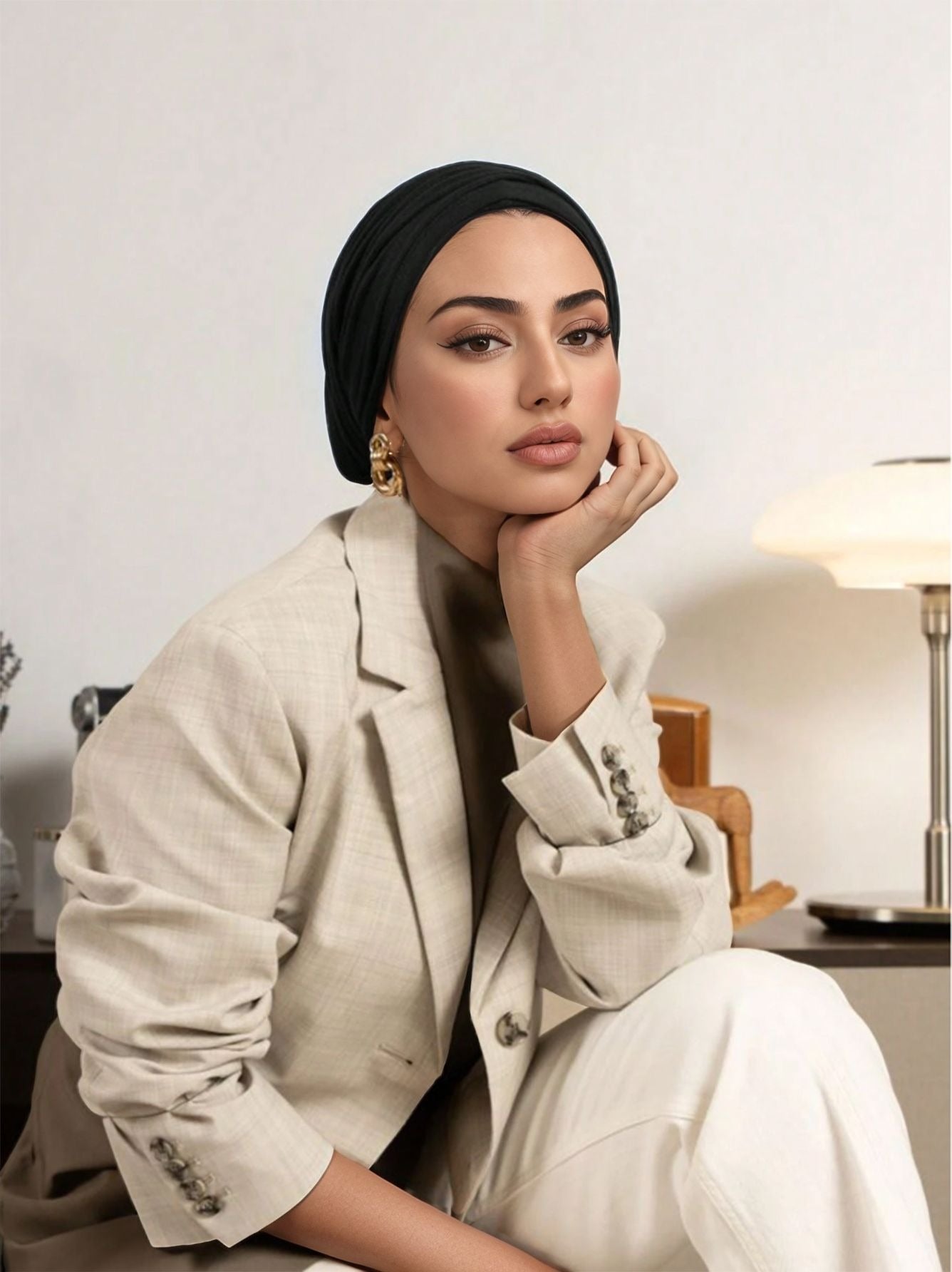 حجاب نسائي سهل اللبس، كلاسيكي بلون واحد، ويمكن ارتداؤه بـ3 طرق مختلفة.